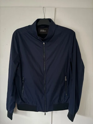 Oscar Jacobson jacka - Denna helt nya populära och snygga jackan från Oscar Jacobson i storlek 50 (M) säljes. Sjukt snygg och grym passform. Superfin helt ny jacka som passar till allt!