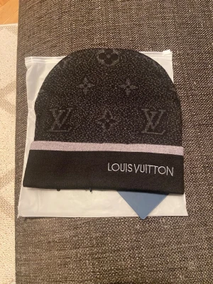 L V mössa - Helt ny och oanvänd. Skickar så fort jag kan 