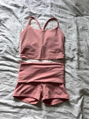 Träningsset - Nytt set från hm som inte går att köpa längre♥️ toppen är i storlek S och shortsen i XS