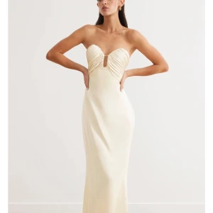 Champagnefärgad långklänning - Säljer nu min gamla balklänning då den inte längre kommer komma till användning🥰den är från märket Lexi och helt slutsåld i denna färg, då det är ett Australienkt märke tillkom en tull på 1 200kr därav sätter jag priset på 2 800kr. Ny pris på klänningen är 2500kr 🥰 jag brukar bära storlek xs- s och är 165cm lång och den satt perfekt på mig. 