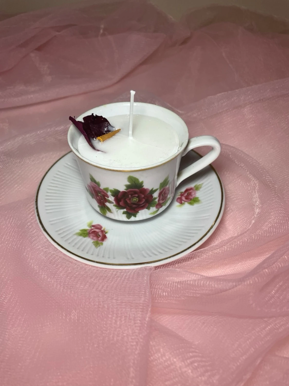 Doftljus i en tekopp i en vit färg med rosa blommor på och torkade och kanel nr 4  - 2