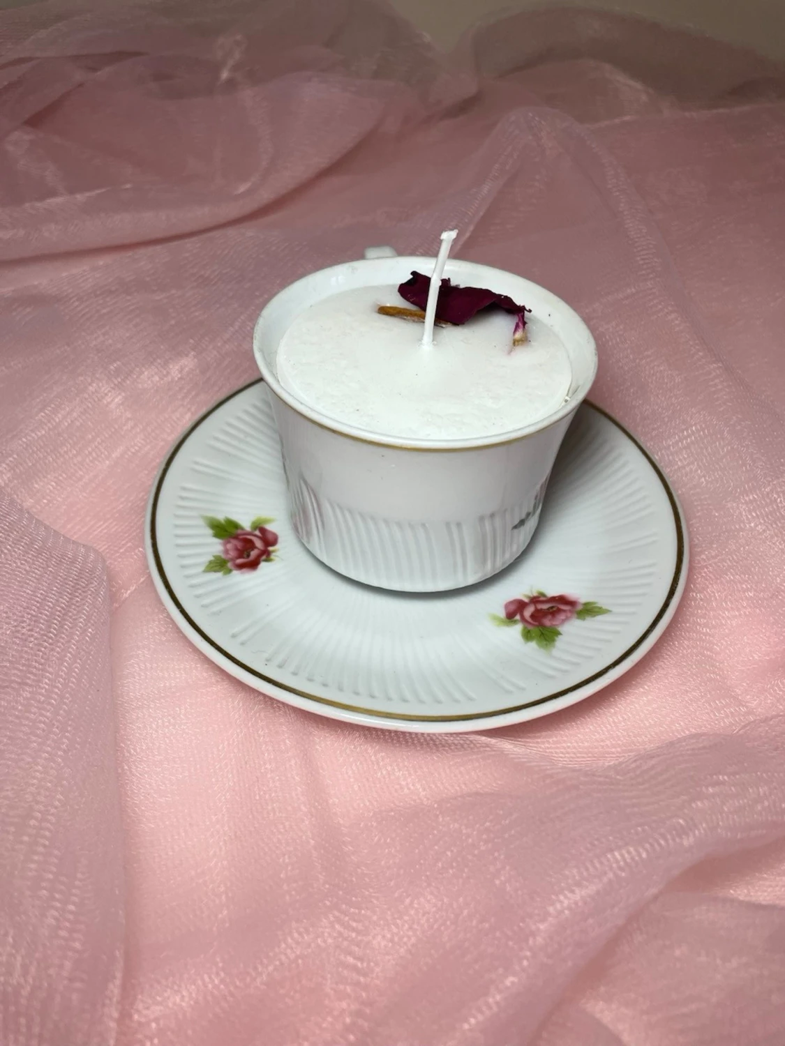 Doftljus i en tekopp i en vit färg med röda blommor på nr 1 - 1