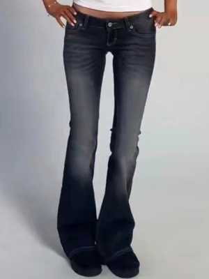 Lågmidjade jeans  - 2000s lågmidjade heans ifrån lager 157. Midellen blaze jeansen är använd 2 gåbger så de är i princip bästan nya och super fibt skick som ny Storlek S/full length