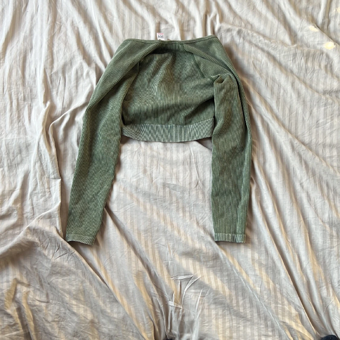 Olivgrön croppad topp från Bo+Tee - 1