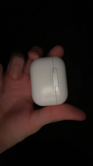 AirPods Pro - Säljer ett par Apple AirPods Pro med laddningsetui. Hörlurarna är trådlösa och har aktiv brusreducering. 1.1 Men samma funktioner som vanliga. Skicket ser bra ut med endast mindre tecken på normalt bruk. Perfekt för musik, samtal och träning. Levereras med originaletui.