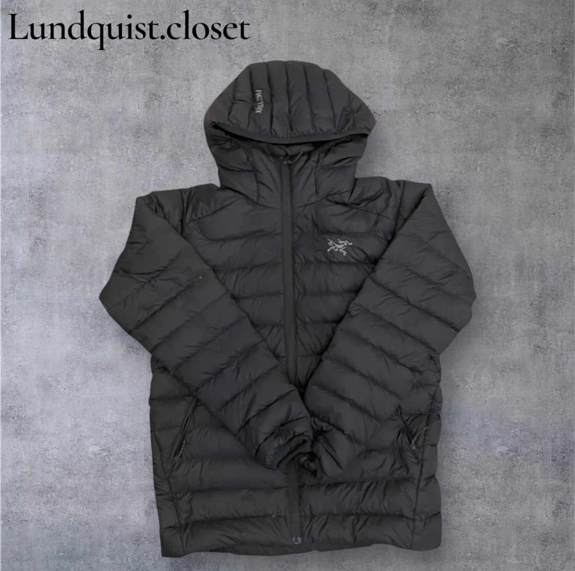 Grå dunjacka från Arc'teryx med huva
