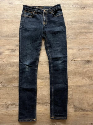 Nudie skinny lin 30x32 mörkblå - Nudie skinny lin 30x32 mörkblå, det är en defekt mellan benen men syns knappast när man har de på, ny pris ca 1500kr, säljer då de är för små för mig, skriv om ni har frågor.