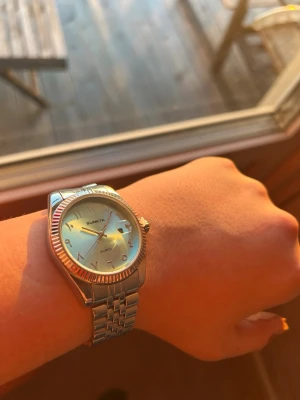 Fet klocka - det klocka endast batteri bör bytas vilket är enkelt du får även med ett verktyg som du kan ställa in klockan med precis efter din arm tveka inte på att fråga