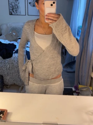 Stickad omlotttröja från Gina Tricot (Premium Quality) – storlek XS - Stickad tröja från Gina Tricot, Premium Quality, i storlek XS. Använd fåtal gånger och i fint skick. Säljer eftersom den inte är min stil och jag inte sträcker mig efter den längre. 