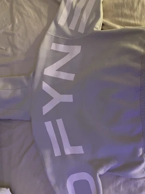 Ljusbeige hoodie DFYNE - Dfyne hoodie i färgen lunar rock. Använd endast 2 gånger samt köpt i org. pris ca.600kr. Kan tänka mig gå ned i pris vid snabb affär. Går att mötas upp i Täby (eller norra Sthlm)  annars skickas den via frakt.