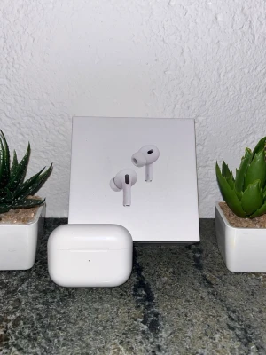 AirPods Pro 2 med AppleCare - AirPods Pro (2:a generationen) i mycket bra skick. Otroligt bra ljud, effektiv brusreducering och bekväma att använda hela dagen. AppleCare+ är aktivt och följer med köpet för extra säkerhet. Inga problem eller defekter – bara att koppla upp och köra. Ett riktigt bra fynd för dig som vill ha kvalitet och trygghet.