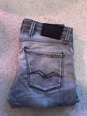 Grå Replay Jeans - UTFÖRSÄLJNING | Säljer just nu dessa snygga och stilrena Replay jeans i ambass modellen. De sitter mycket bekvämt med en slim/straight passform. Nypris ligger runt 1500kr Hör av dig vid minsta fundering! 