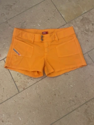 Diesel shorts orange - Jättefina diesel shorts ni kan buda på budning startar på 300kr.