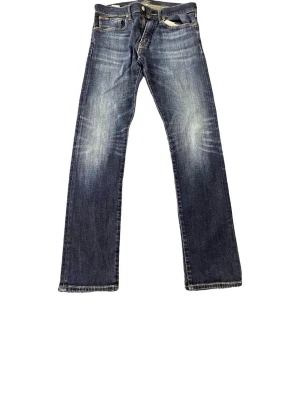 Blå raka jeans från Polo Ralph Lauren - Snygga blå jeans från Polo Ralph Lauren med raka ben och slitna detaljer på låren. Klassisk femficksmodell i kraftigt denimtyg med gul kontrastsöm. Perfekta för en avslappnad och trendig look. Säljer pga att plånkan svider inte alls använda 