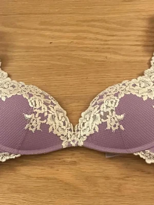 Lila intimissimi BH - En lila intimissimi BH som inte säljs längre. Priset går att diskutera. Passar mindre bröst också luras inte av storleken!!
