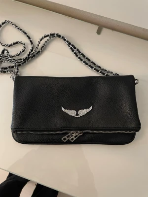 Zadig & Voltaire väska - Svart Zadig & Voltaire väska. Helt ny och aldrig använd. Ej äkta