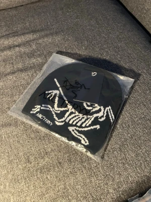 Svart mössa -  Svart mössa helt nya med tags. Flera färger finns (svart, beige osv). Väldigt sköna och bra kvalitet. Jag använder själv en likadan dagligen. Kvaliteten är riktigt bra och nära originalet. Nypris ca 499–899 kr. Mitt pris: 250 kr