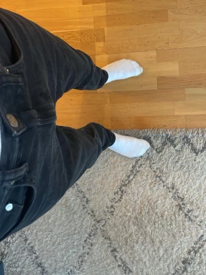 Svarta slim jeans från H&M, 31/32 - Säljer ett par svarta slim fit jeans från H&M i storlek 31/32. Klassisk femficksmodell med raka ben och knappgylf. Jeansen har inga defekter (inga hål eller fleckar).Jeansen är i ett mjukt bomullsmaterial med lite stretch för extra komfort. Perfekta till sneakers eller boots. Passar perfekt för en stilren outfit. Priset kan diskuteras, fråga gärna om du har några frågor!
