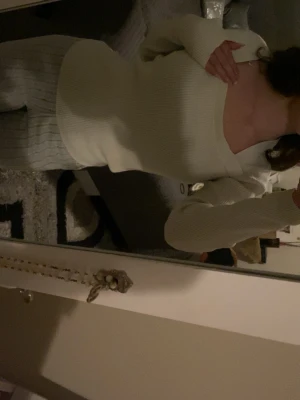 Vit ribbad långärmad tröja - Säljer en enkel och stilren vit ribbad tröja med lång ärm och bred, rundad urringning. Tröjan har en kroppsnära passform och är tillverkad i ett mjukt, stretchigt material. Storleken är M men själv har jag XS och sådär sitter den på, så storleken verkar bero på person till person. Har inga skador!