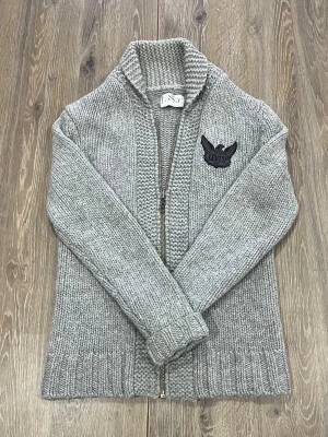 Kofta Levi & Co - Hej! Säljer nu denna stickade kofta från Levi's för endast 849kr!!!🔥. Skick 9/10✅. Hör av dig vid minsta fundering!!!