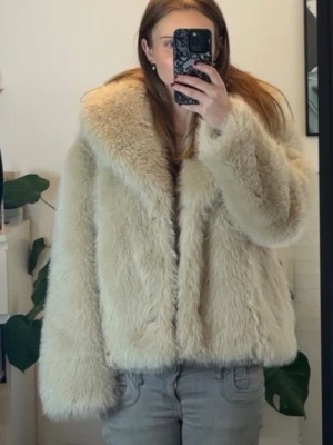 Pälsjacka - Supersnygg pälsjacka från Gina Tricot i nyskick med prislapp kvar så den är oanvänd. Köpte den dock från Vinted men den kom tyvärr inte till användning. Originalpris 899, skriv för fler bilder💓