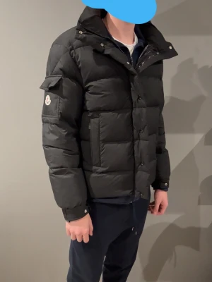 Moncler jacka S - Säljer en riktigt snygg moncler jacka i nyskick. Modellen på jackan heter Vezere men luvan är borttappad. Storlek S. Han på bild är 185cm, 77kg men den är liten på han. Pris kan diskuteras vid snabb affär!