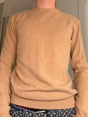 Stickad tröja  - Säljer en stickad biege tröja i fint skick passar perfekt till alla outfits 