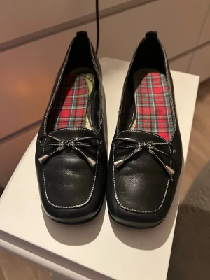 Retro skor - Superfina skor i Stl 39. Rätt hårda i materialet. De är köpta på en vintage butik. Säljer för att de tyvärr är för små för mig. Fint (men använt skick) förutom sulorna då den ”mjuka delen” av sulan gått av, men de går fortfarande att använda som vanligt:) (Se sista bilden‼️)