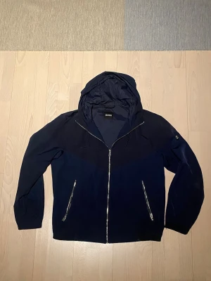 Hugo Boss cardigan - Tjena! Säljer nu denna sinnesjukt snygga cardigan/vindjacka från Hugo Boss! Nypris runt 4000. Storlek L och i princip nyskick. Pris är ej hugget i sten så hör av dig vid minsta fundering. 