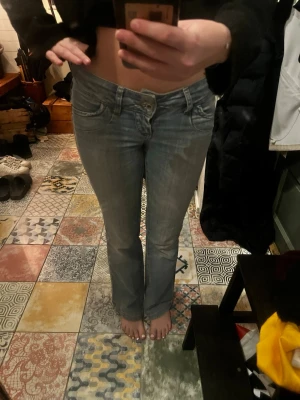 Ljusblå bootcut jeans med låg midja - Snygga ljusblå jeans med bootcut och låg midja. Väldigt fina gillar verkligen dom men är lite för tajta för mig vid min rumpa tyvärr🥹jag är runt 170 för referens❣️kom med pris förslag❣️