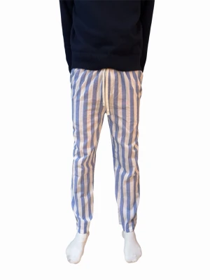 Randiga linnebyxor blå/vit  - Passar L. Säljer ett par chill randiga linnebyxor i blått och vitt från Classic Wear Best Style1979. Byxorna har resårmidja med snörning och raka ben. Perfekta för sommarens lata dagar eller när du vill ha det extra bekvämt.