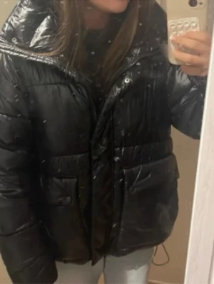 Svart pufferjacka  - Säljer denna supersnygga jacka då jag har en annan! Den är helt oanvänd med prislapp kvar. Nypris är 1059kr och skulle säga att den sitter mer som s-m!