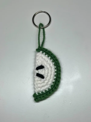 Virkat grönt äpple 🍏  - Ett grönt virkat äpple på en nyckelring, den är 7cm på höjden och 3,5cm på bredden❣️