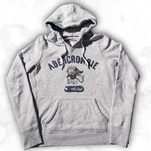 Grå hoodie från Abercrombie - Riktigt snygg hoodie från abercrombie som passar någon 165-175