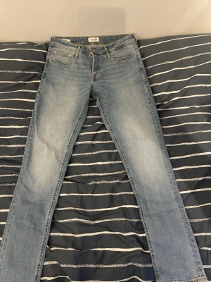 Ljusblåa slim jeans från Jack and Jones  - Säljer ett par klassiska Jack and Jones jeans i ljusblå tvätt. Jeansen har fem fickor, raka ben och slim passform. Aldrig använda! Köpta för 600kr på Jack and Jones, kan sänka priset vid snabb affär!