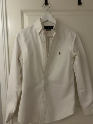 Vit skjorta från Ralph Lauren - Säljer en vit skjorta från Ralph Lauren i storlek S. Nypris 1500, skick 7/10, fråga vid funderingar!