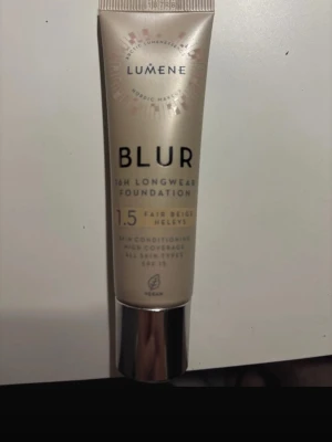Lumene Blur Foundation 1.5 Fair Beige - Säljs på grund av fel färg /helt ny. Lumene Blur 16H Longwear Foundation i nyansen 1.5 Fair Beige. Kommer i en beige tub med silverfärgat lock. Ger hög täckning, passar alla hudtyper och har SPF 15. Vegansk formula och hudvårdande egenskaper. 