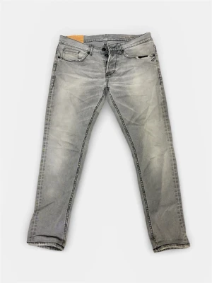 Gråa Dondup George 32 - Säljer ett par grå jeans från Dondupmed skinny fit..  färgen är ljusgrå med lätt tvättad look. Perfekt för dig som gillar smalare passform och stilren design. Storlek 33 men Passar mig som har 32. Pris kan diskuteras vid snabb affär, fraktar samma dag som beställning! Har tvättats en del gånger vilket har gjort jeansen kortare. Passar dig om du är 170-175