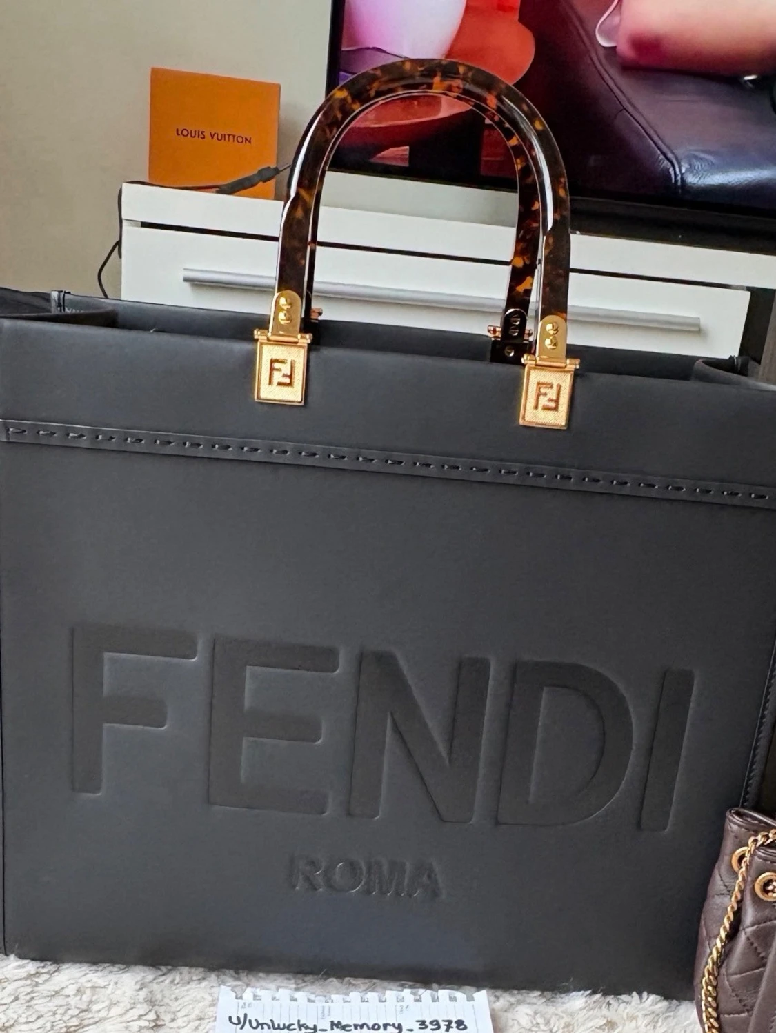 Svart handväska med logga