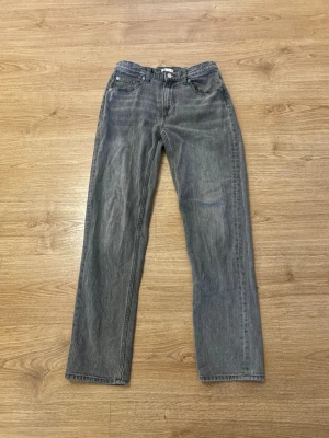 Grå Raka Jeans - NYPRIS: 400kr   Snygga grå jeans från Cubus i rak modell. Jeansen har klassisk femficksdesign och är tillverkade i ett mjukt bomullsmaterial. Perfekta för dig som gillar en enkel och clean stil.