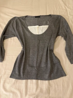 Grå stickad tröja med vit detalj - Coquette