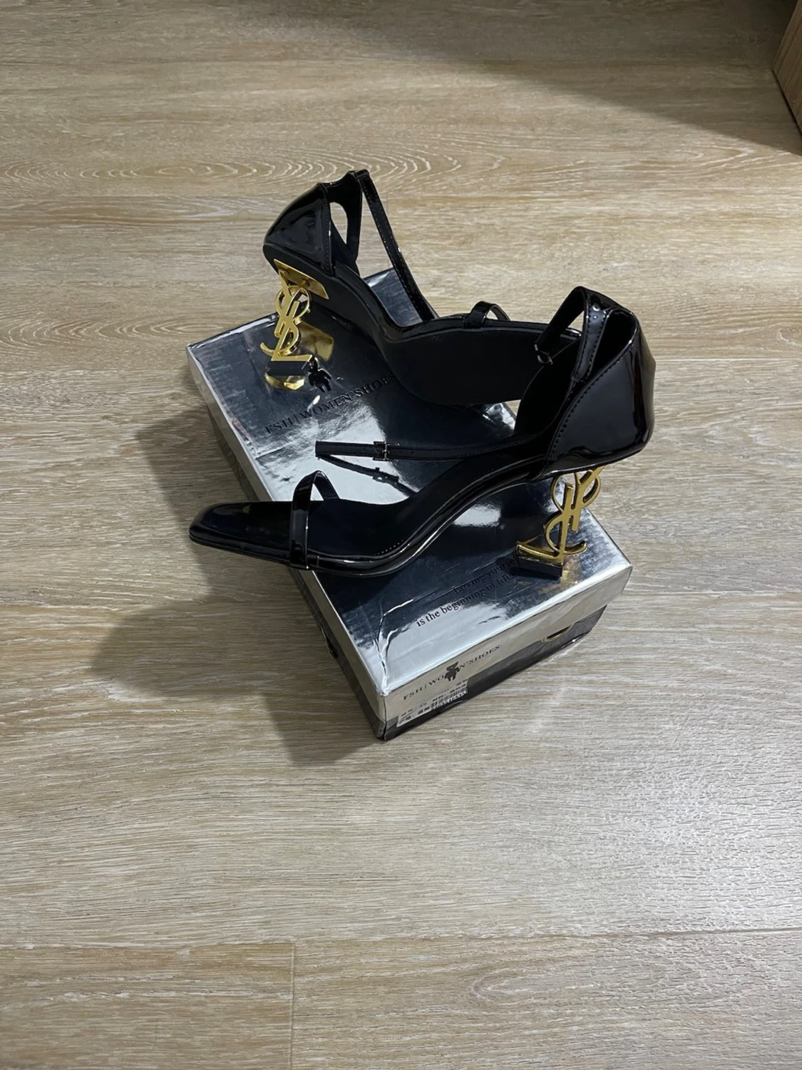 Svarta  pumps med gulddetalj - 2