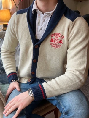 Kofta Bondelid - En varm, avslappnad och stilig kofta med häftiga detaljer från Bondelid. Storleken är M och sitter exakt som den ska. Plagget har inga fläckar men har minimala defekter som noppror (går att ta bort), därav är skicket 7,5/10. Plagget är nytvättat. Kontakta mig gärna vid frågor och funderingar!