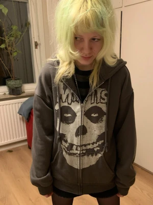 Misfits Hoodie - H&M misfits hoodie som jag köpte för några år sedan, lite ruffsig och så i snörena men den är fortfarande mysig!! Creds till min tvilling som blir min model till denna tröjan 
