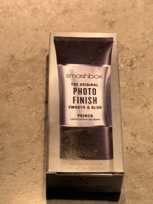 Smashbox Photo Finish Primer - Smashbox The Original Photo Finish Smooth & Blur Primer i genomskinlig formula. Tuben är svart och silver med tydlig text. Primern är lätt, oljefri och ger sammetslen finish. Innehåller antioxidanter som vitamin A & E, druvkärneextrakt och grönt te. Passar alla hudtyper. Den är endast testad en gång. 