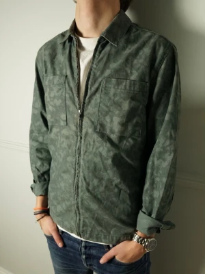 ZIP TRÖJA - Riktigt snygg zip / overshirt tröja | Skick: 8.5/10 | Strl: S | Modellen är 182 cm | Hör av dig vid intresse eller om du undrar någonting! 