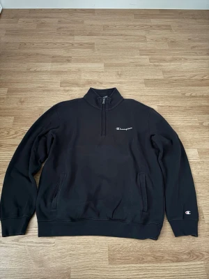 Svart Champion Half Zip Sweatshirt i svart - Säljer denna då den inte längre används  Märke - Champion  Storlek - L  Längd - 72cm Armhåla till armhåla - 60cm Ärmlängd - 49cm  Pris går att diskuteras