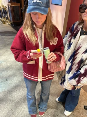 Populär kofta  - Denna super coola populära kofta ! Bra skick 