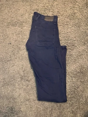 Replay Anbass - Säljer ett par mörkblå Replay Anbass! Byxorna är W30 L34 slim fit. Deflekten visas på sista bilden, priset går stt diskuteras!