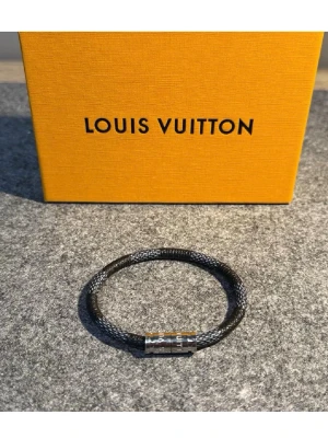 Lv armband - Riktigt snygga lv armband som passar till alla tillfällen! BOX INGÅR INTE! Pris kan diskuteras vid snabb affär!